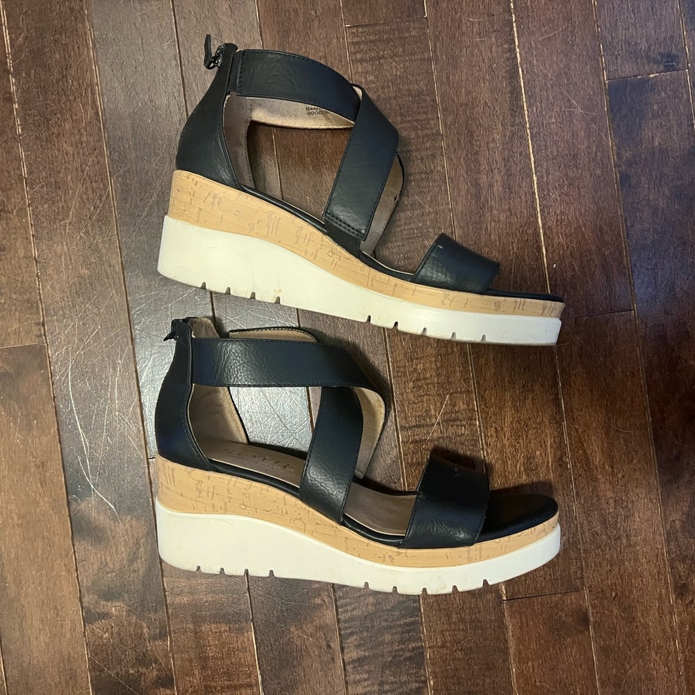 SOUL by Naturalizer Women's Black Wedge Sandals 8.8